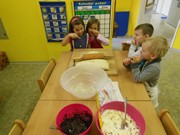 Pečeme koláče ve školce